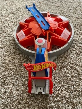 Hot Wheels City FAST BLAST Car Park w/ Launcher Drive In Blast Out